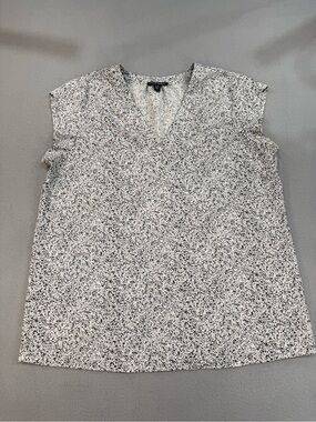 Hilary Radley White and Black Speckled V-Neck Sleeveless Blouse